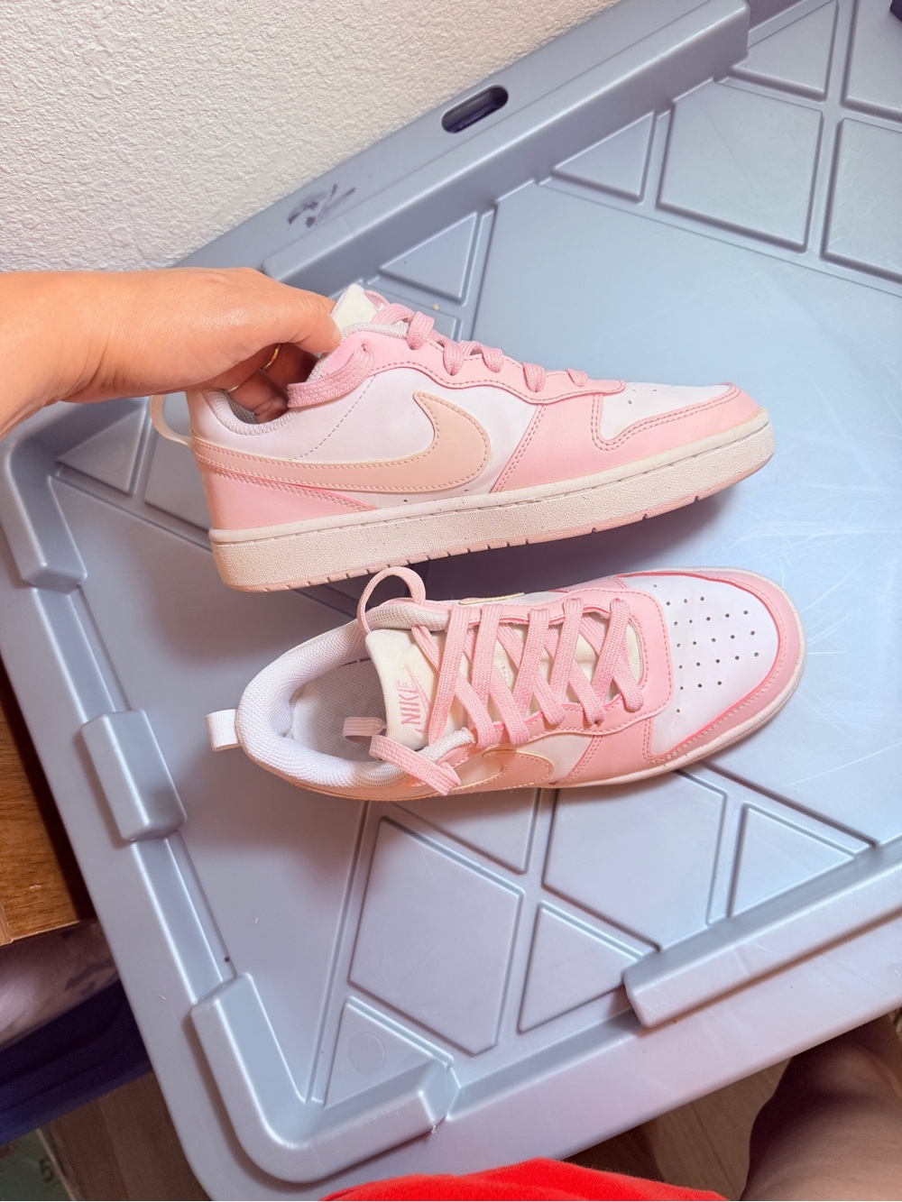 Nike Kids Low-Top Sneakers in Light Pink and White